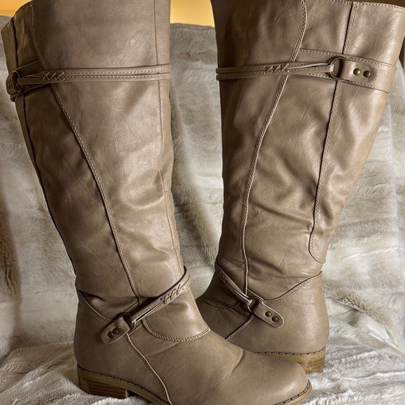 Chic Tan Boots for Women - Picture 3 of 7
